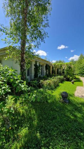 een groen huis met een boom in de tuin bij Caserta in Hondarribia