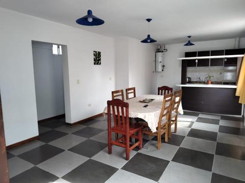 cocina y comedor con mesa y sillas en Complejo privado guaymallen en Guaymallén