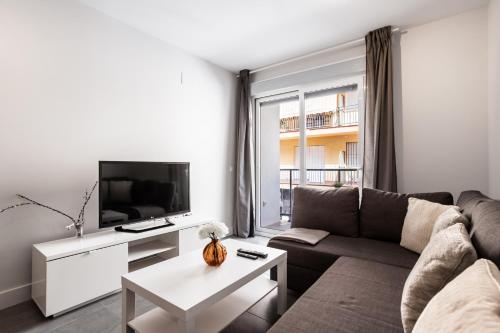 een woonkamer met een bank en een tv bij Apt Fuengirola Old Town by Costarentals - Ref 181 in Fuengirola