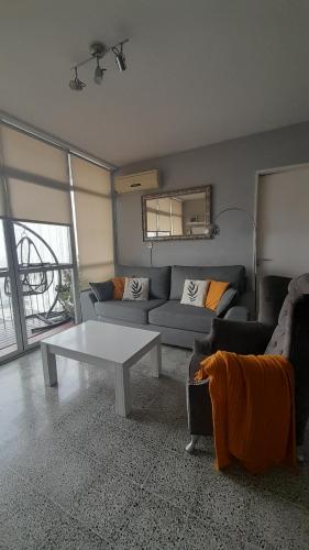 Departamento con cochera en pleno centro