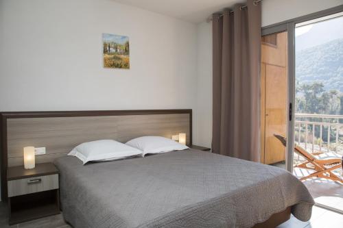 Een bed of bedden in een kamer bij Résidence Hotelière Capu Seninu