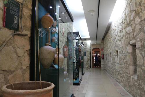 a hallway with vases on display in a building at Apartment Palacio de Los Vibora Parking Gratis in Lucena