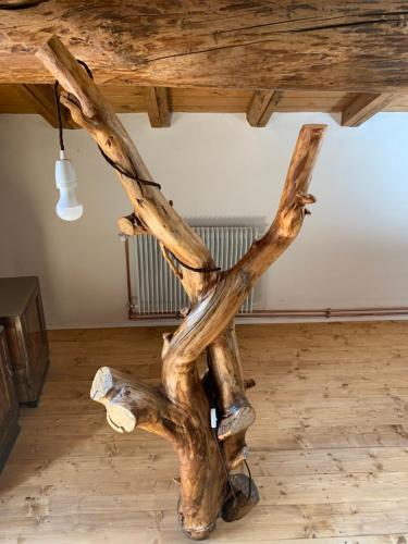a table made out of tree logs in a room at Agriturismo Al Vecio Caselo (Casa Maga) in Arsiero