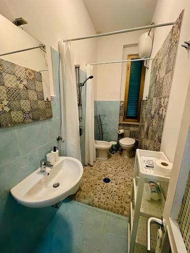 La salle de bains est pourvue d'un lavabo et de toilettes. dans l'établissement 'La Casina Di Clara' - Livorno free parking!', à Livourne