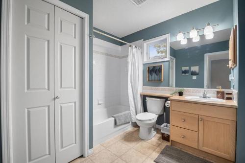 une salle de bain avec toilettes, baignoire et lavabo dans l'établissement R&R Relaxation Ridge, Private Hot Tub, Spacious, à Radium Hot Springs