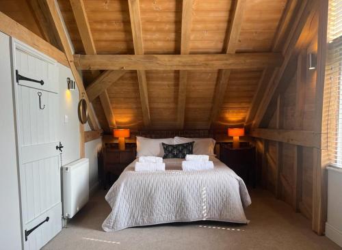 Katil atau katil-katil dalam bilik di The Hen House - Cosy Retreat, Scenic Countryside