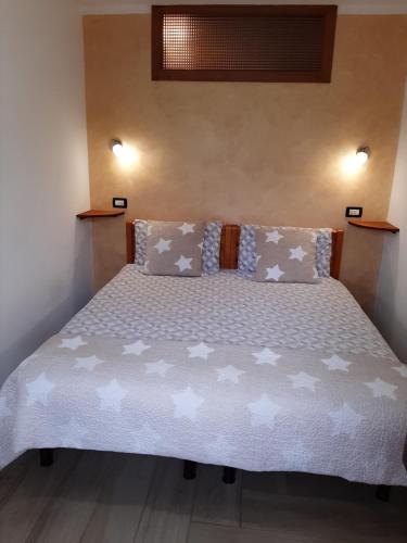 ein Schlafzimmer mit einem Bett mit Sternen drauf in der Unterkunft Appartamento In Montagna in Venas