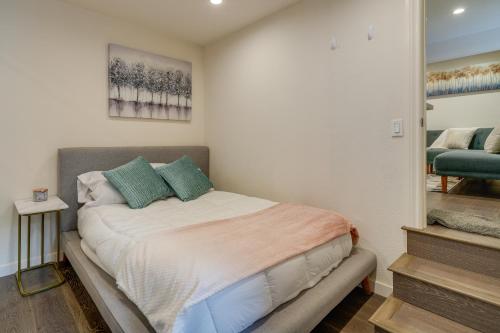un dormitorio con una cama en una habitación en Efficiently Equipped Pacifica Apt - 1 Mi to Beach!, en Pacífica
