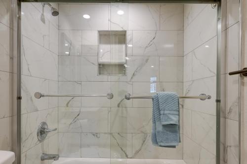 Un baño con ducha con puerta de cristal. en Efficiently Equipped Pacifica Apt - 1 Mi to Beach!, en Pacífica