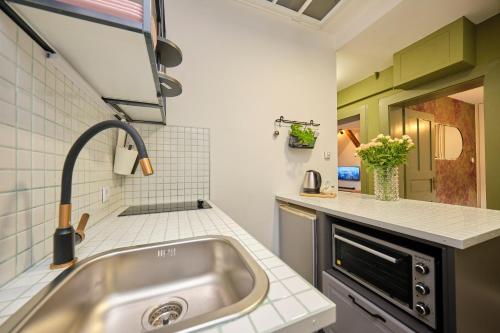 eine Küche mit einer Spüle und einer Arbeitsplatte in der Unterkunft M&D ZAGREB CITY CENTER quiet suites in Zagreb