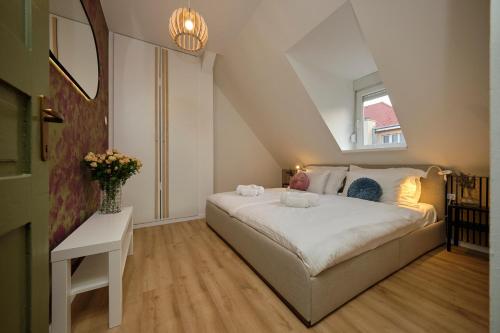 ザグレブにあるM&D ZAGREB CITY CENTER quiet suitesのベッドルーム1室(屋根裏部屋に大型ベッド1台付)