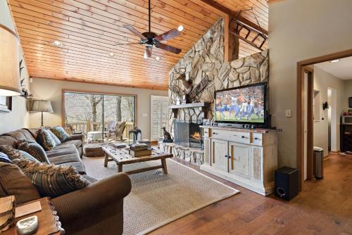 Televisyen dan/atau pusat hiburan di Laurel Ridge Lodge at Blowing Rock