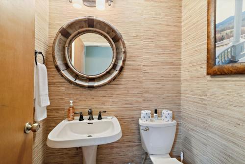 Bilik mandi di Laurel Ridge Lodge at Blowing Rock