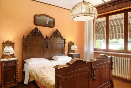 a bedroom with a large bed and a large window at Appartamento Glicine in Cisterna dʼAsti
