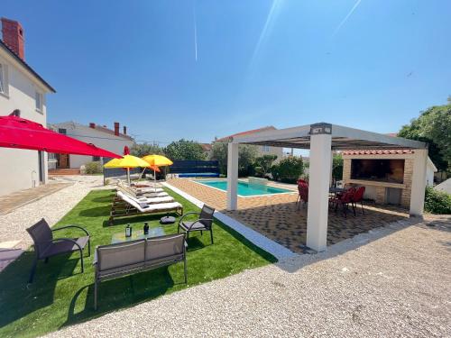 Holiday house with a private heated swimming pool