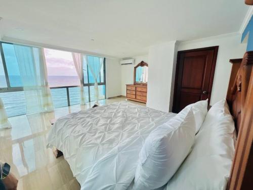 Postel nebo postele na pokoji v ubytování Beach Front Penthouse in Exclusive Tower