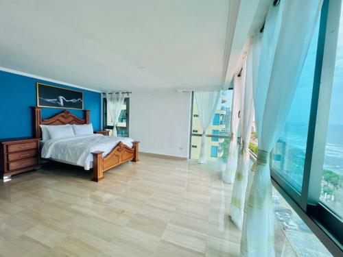 Postel nebo postele na pokoji v ubytování Beach Front Penthouse in Exclusive Tower