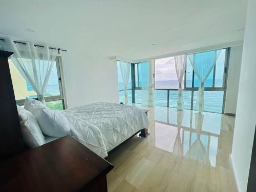 Postel nebo postele na pokoji v ubytování Beach Front Penthouse in Exclusive Tower