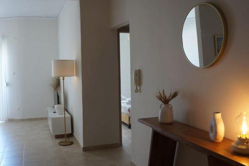 um quarto com um espelho e uma mesa com um candeeiro em Central Delight em Chalkida