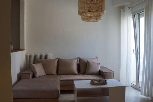 uma sala de estar com um sofá e uma mesa em Central Delight em Chalkida