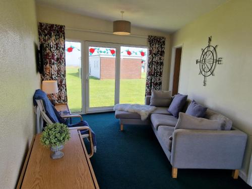 Sea View Holiday Chalet, access to sandy beach - Pets go free