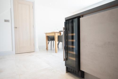 een televisie in een woonkamer met een tafel bij Princes Close - Spacious Modern Luxury Home in Windsor