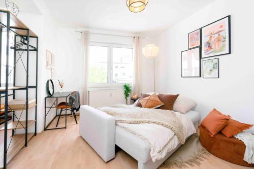 曼海姆的住宿－Comfy Apartment Heart of Mannheim，白色卧室配有床和椅子