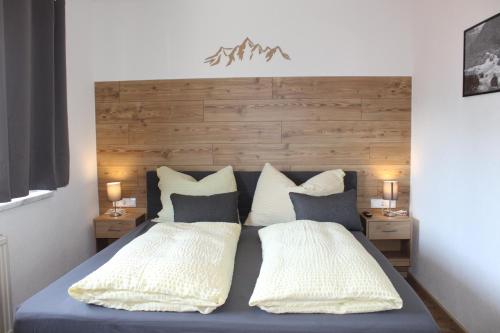 Apart Hanna في هينزنبرغ: غرفة نوم بسرير ازرق مع مخدات بيضاء