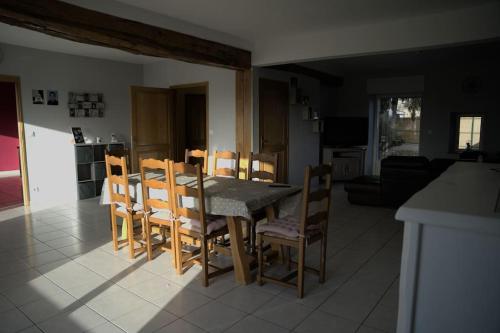 a kitchen and dining room with a table and chairs at Longère au coeur du vignoble de Champagne in Lachy