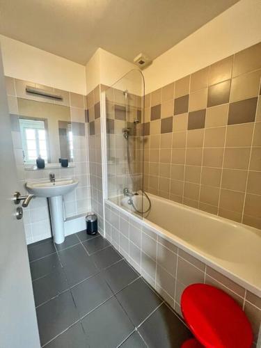 une salle de bain avec une douche, un lavabo et une baignoire dans l'établissement Le minage - Coeur de ville, à La Rochelle