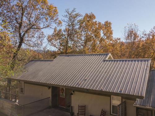 una casa con un techo de metal encima en Sasquatch Lodge A sleeps 12 en Gatlinburg