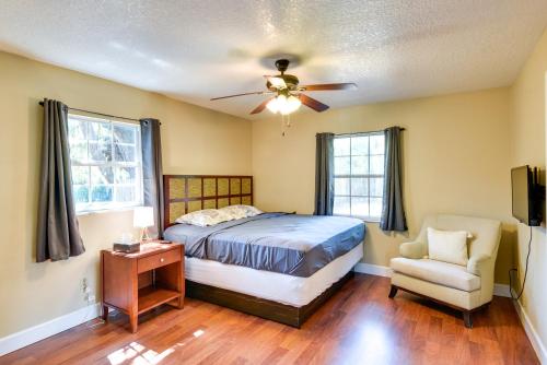 een slaapkamer met een bed, een plafondventilator en een stoel bij Family Home in Longwood Private Yard and Fire Pit! in Orlando