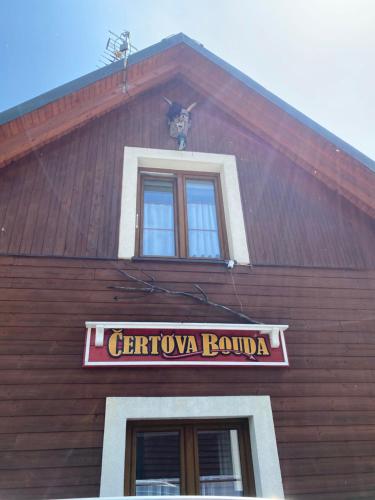 Čertova boudaに飾ってある許可証、賞状、看板またはその他の書類