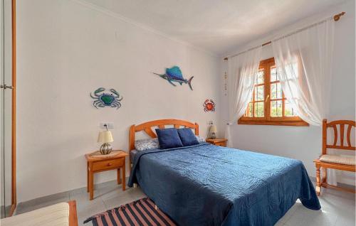 ein Schlafzimmer mit einem blauen Bett und einem Fenster in der Unterkunft Villa Mnica En La Mata in Torrevieja
