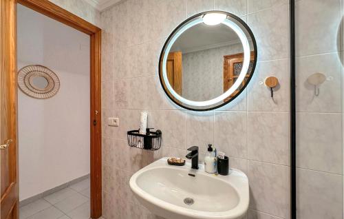 ein Bad mit einem Waschbecken und einem Spiegel in der Unterkunft Villa Mnica En La Mata in Torrevieja