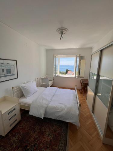 斯普利特的住宿－Adriatic View，卧室配有白色的床和窗户。