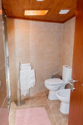 a bathroom with a toilet and a sink at Casa de Gonçalo in Pinheiro