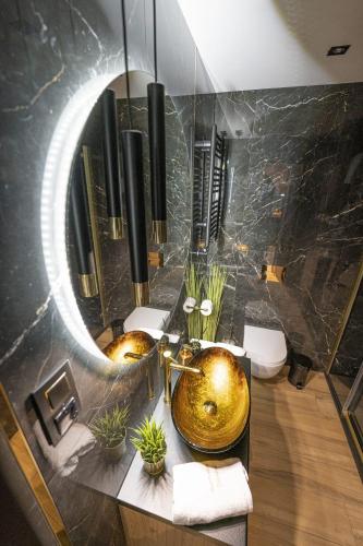 a bathroom with two sinks and a large mirror at Apartament Black Diamond in Szklarska Poręba