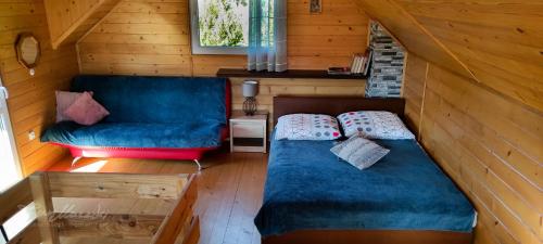 um pequeno quarto com uma cama e um sofá em Dom Kamianna em Kamianna