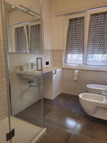 a bathroom with a shower and a sink and a toilet at Alberto Quadrilocale a soli 150m dal mare in Marina di Castagneto Carducci