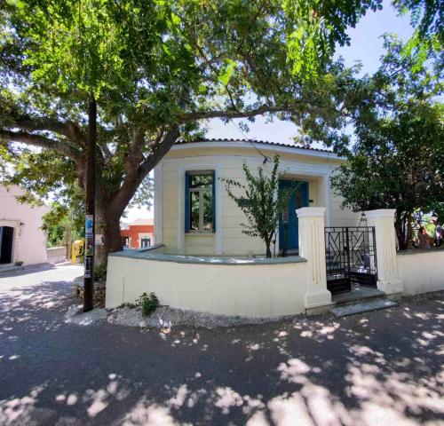 a small white house with a tree in front of it at Yioklima - Renovated Neoclassical House with two bedrooms in Vamos