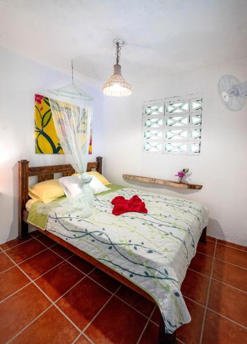 Ένα ή περισσότερα κρεβάτια σε δωμάτιο στο Casa Lavanda in tropical jungle garden