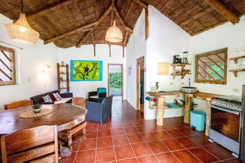 sala de estar con mesa y sofá en Casa Lavanda in tropical jungle garden, en Manzanillo