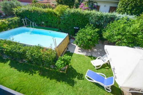 una vista aérea de un patio trasero con piscina en Villa Giulia Rooms & Bike, en Toscolano Maderno