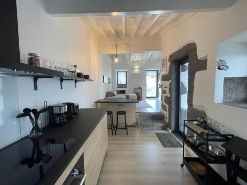 a room with a kitchen and a living room at Casa do Porto in Madalena