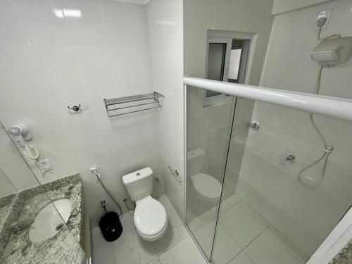 ein weißes Badezimmer mit Toilette und Dusche in der Unterkunft Com CAFE SPAZZIO DIROMA e ACESSO ao ACQUA Parque DIROMA TODOS OS DIAS in Caldas Novas