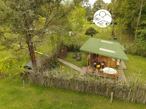 an overhead view of a small house with a green roof at Exclusivo Cocora con Jacuzzi Salento Quindio in Salento