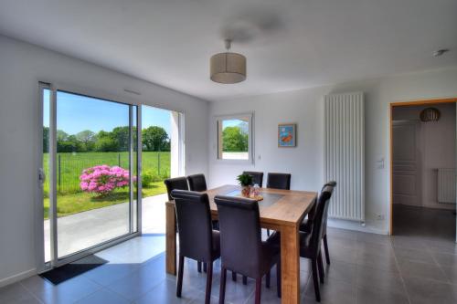 une salle à manger avec une table et des chaises dans l'établissement Maison de plain-pied 