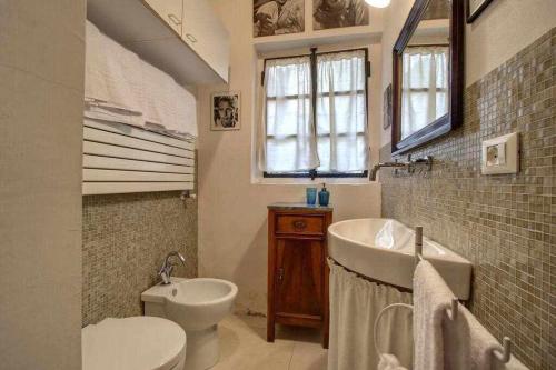 a bathroom with a sink and a tub and a toilet at Il Tulipano Apartment With Patio in Florence