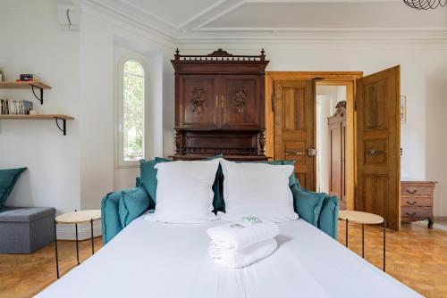 um quarto com uma cama com duas toalhas em Petit Manoir en Ville - Golden Tree - Parking privé em Estrasburgo